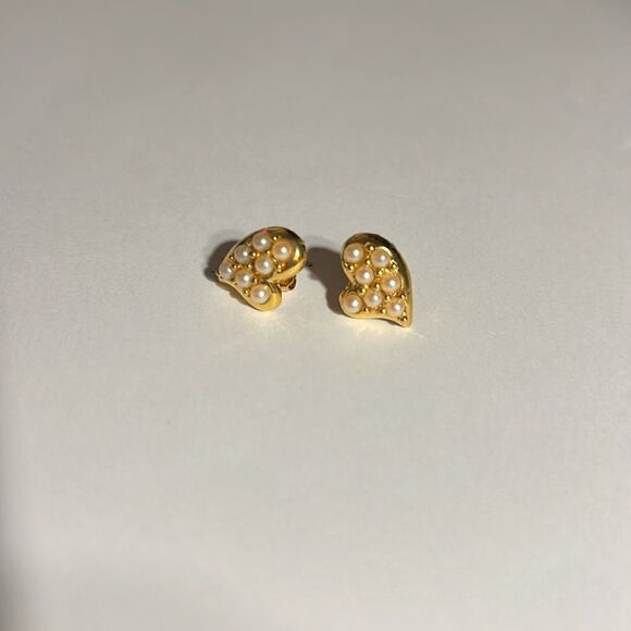 Vintage Avon gold/pearl heart pierced earrings. - Picture 3 of 3
